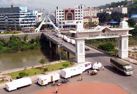 Busy trade activities at Lao Cai border gate