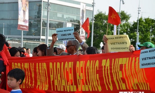 Vietnamese people in Switzerland, international friends oppose China’s acts in the East Sea