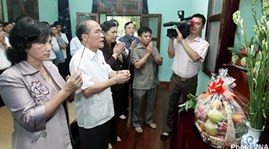 Party, State leaders pay tribute to President Ho Chi Minh