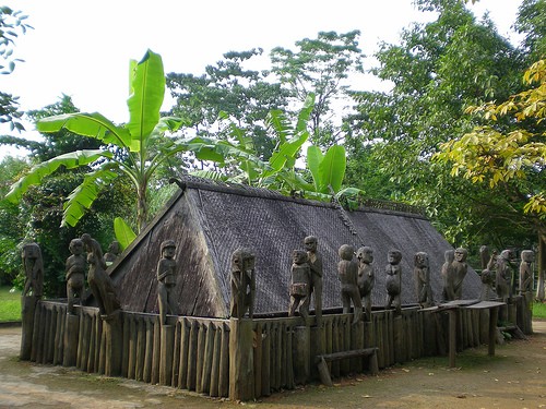 Grave statues of the Bana