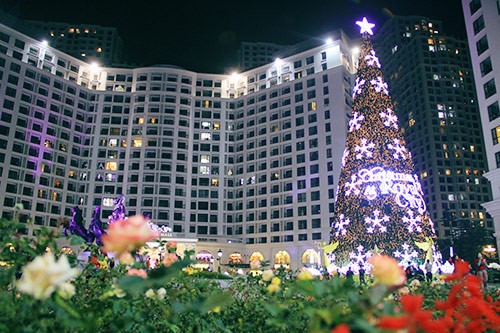 A million lights usher in holiday season 