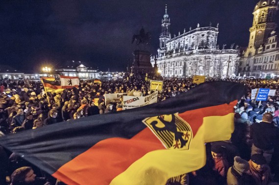 Thousands of Germans protest PEGIDA march 