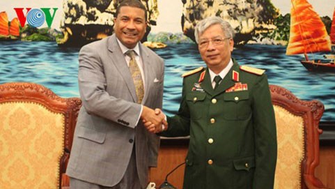 Vietnam, US promote defense ties