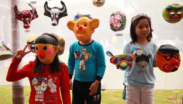 Making paper masks for Mid-autumn festival