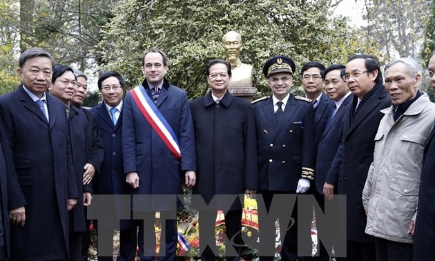 Prime Minister meets overseas Vietnamese in France