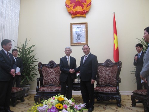 Deputy PM Nguyen Xuan Phuc receives Toyota Executive Vice President