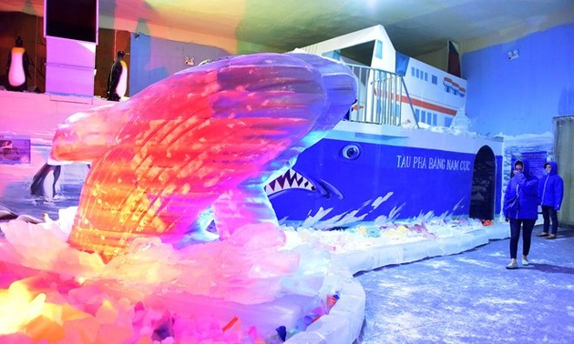 Kids escape heat at Saigon Polar Expo