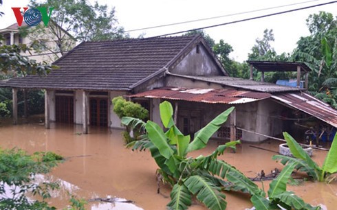 Former Vice President Truong My Hoa visits flood affected people in Quang Binh
