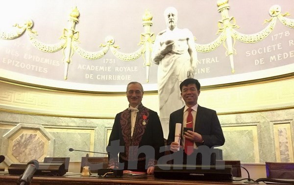 Vietnam professor becomes academician at French medicine academy