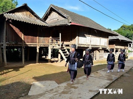 Exploring Lai Chau with community tours