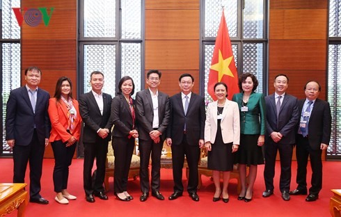 Deputy Prime Minister Vuong Dinh Hue talks with business leaders