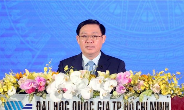 Deputy PM Vuong Dinh Hue attends HCMC National University’s new school year celebration