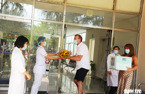 Foreigners thank Vietnamese medical staff