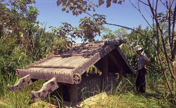 Tomb house of the Co Tu