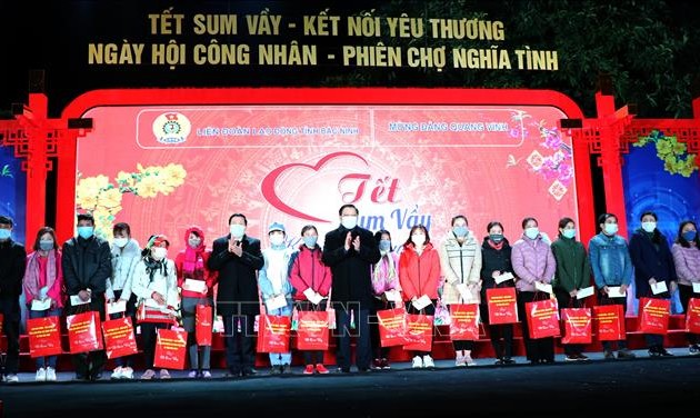 Workers nationwide receive emotional, financial support ahead of Tet