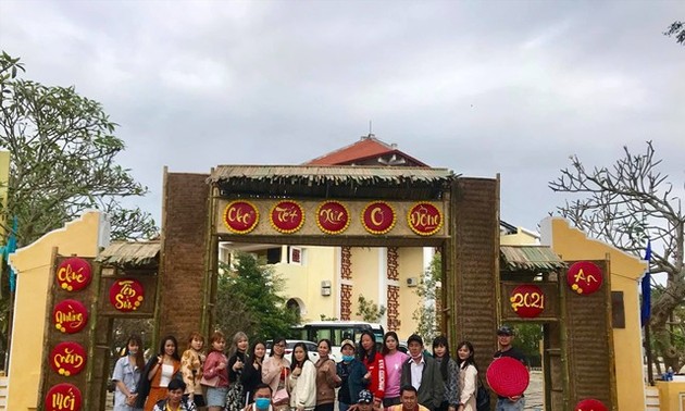 Hoi An City holds traditional market with free commodities for the poor