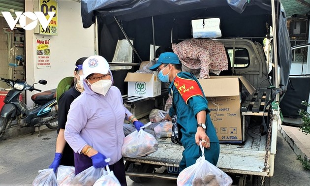 Shopping for people in lockdown areas helps prevent COVID-19  ​