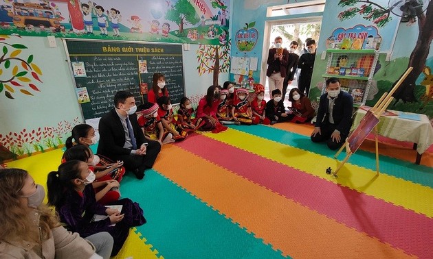 Israeli Ambassador gifts library to ethnic people in Ha Giang