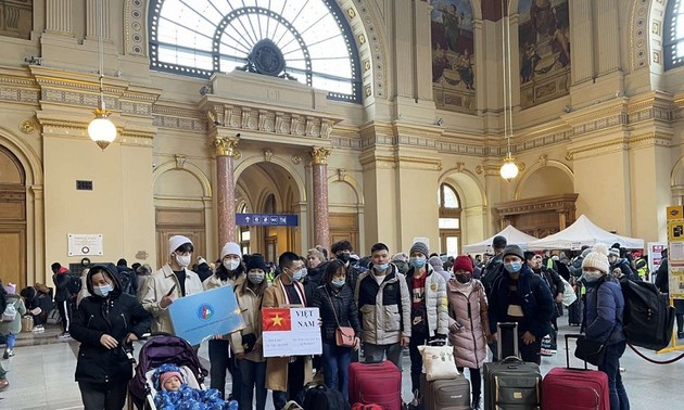 Vietnamese people urgently evacuated from Ukraine