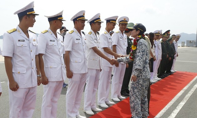 Exchange of Vietnam-Singapore naval forces