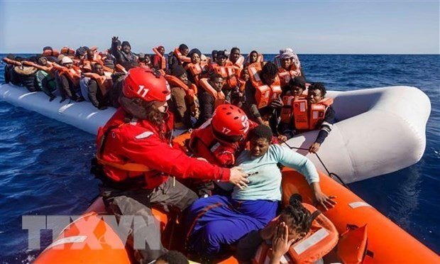 Italy brings ashore 1,000 migrants on drifting boats in Mediterranean