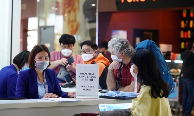 Mask wearing made compulsory in Hanoi's public places as COVID-19 cases surge 