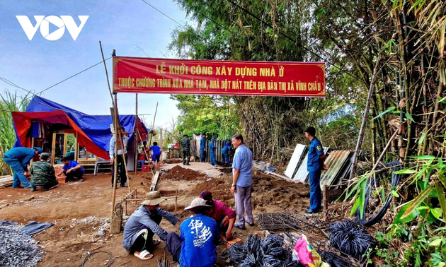 Soldiers, officers join hands with locals to eliminate dilapidated housings in Soc Trang province