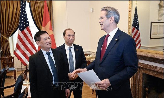 Deputy PM discuss economic ties with US Secretaries