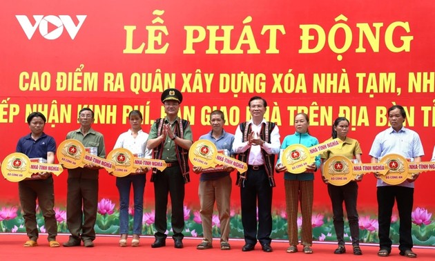 Ministry of Public Security hands over 500 charity houses in Dak Nong