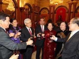 Nguyen Phu Trong présente ses voeux aux dirigeants anciens et actuels