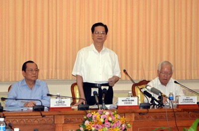 Le Premier Ministre Nguyen Tan Dung travaille avec les dirigeants de Ho Chi Minh-ville