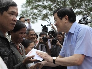 Le président Truong Tân Sang rend visite aux sinistrés des crues de Quang Nam