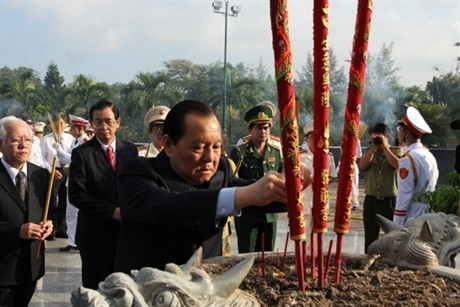 Offrandes d’encens à la mémoire des morts pour la Patrie à Ho Chi Minh-ville