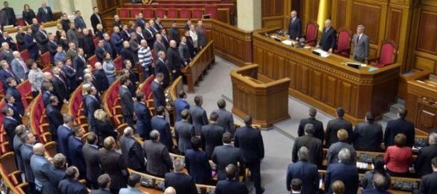 Ukraine: le parlement abolit les lois contestées