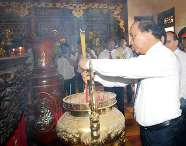 Le vice-Premier Ministre Nguyên Xuân Phuc offre de l’encens au musée Quang Trung