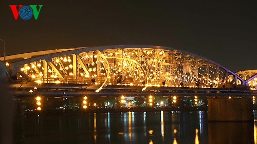 Festival de Hué 2014: le pont Truong Tiên illuminé par des milliers de lampes