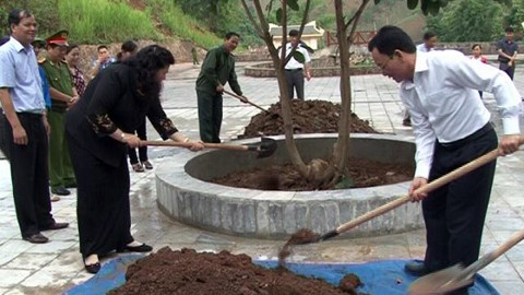 Tong Thi Phong rend hommage aux jeunes volontaires morts pour la patrie