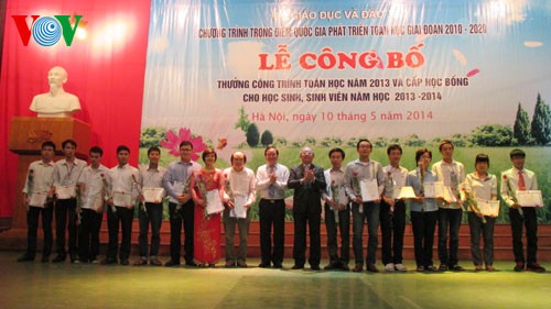 Remise des prix du concours de mathématiques 2013 et des bourses aux élèves et étudiants.