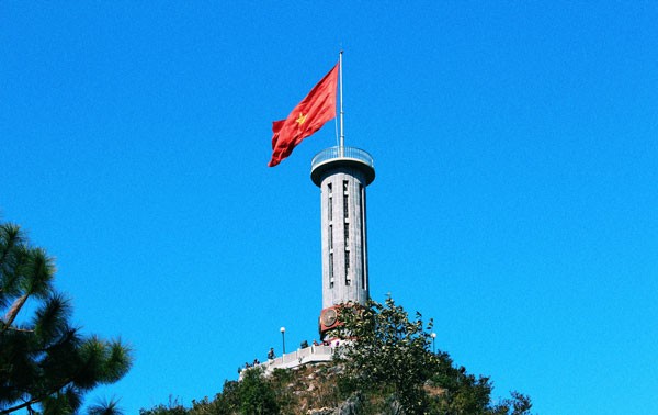 Mise en chantier d’un mât pour le drapeau national sur l’île de Tho Chu