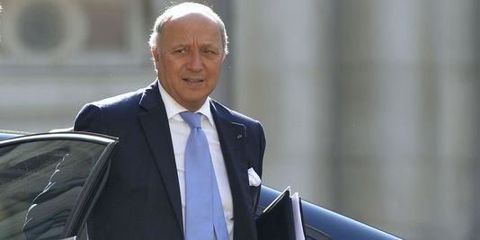 Laurent Fabius en Algérie, à la recherche de mesures pour la crise malienne 