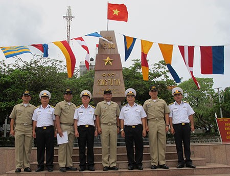 Echanges entre les marines vietnamienne et philippine sur l’île Song Tu Tây