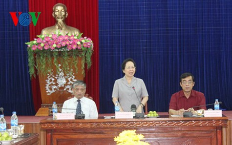 La vice-présidente Nguyen Thi Doan distribue des cadeaux aux familles méritantes de la patrie 