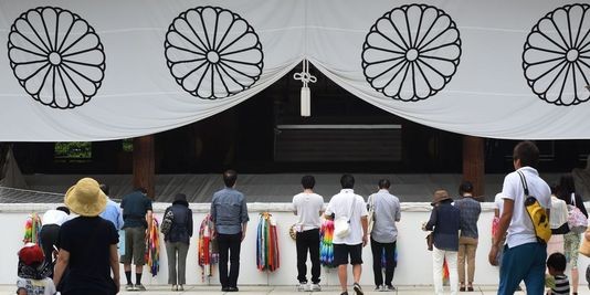 Japon: Deux ministres se rendent au sanctuaire controversé Yasukuni