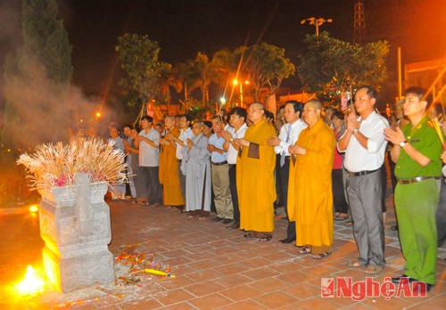 Cérémonie à la mémoire des héros, des morts et des participants au mouvement Xo Viêt Nghê Tinh