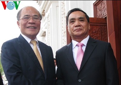 Entretien entre Nguyên Sinh Hung et Thongsing Thammavong