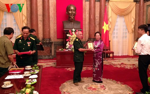 Nguyen Thi Doan rencontre les anciens combattants de la citadelle de Quang Tri