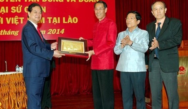 Rencontre entre le Premier ministre et la communauté vietnamienne au Laos