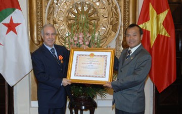 L’ambassadeur algérien décoré de l’ordre de l’amitié 