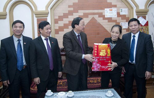 Tô Huy Rua distribue des cadeaux aux familles méritantes de Bac Ninh