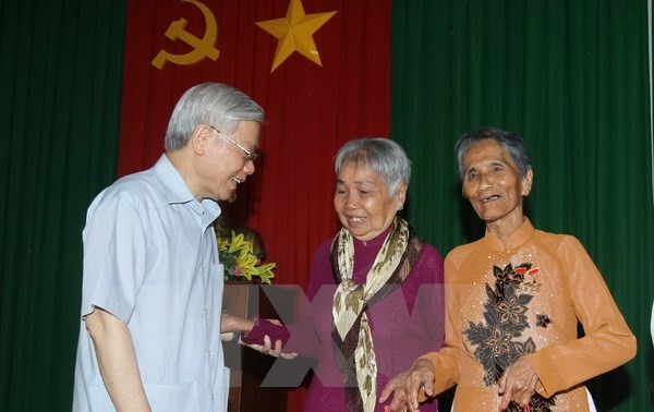 Nguyên Phu Trong travaille avec les responsables de Soc Trang